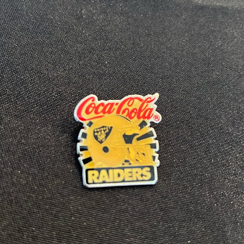 Oakland Raiders Pin
NFL ~ National Football League
80's Vintage